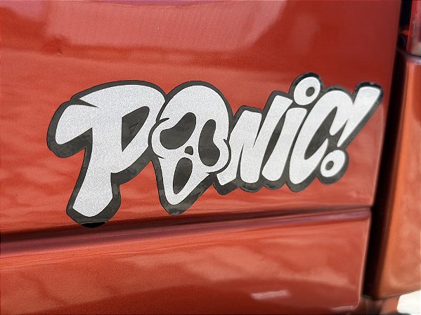 ADESIVO PANIC! PEQUENO 15CM