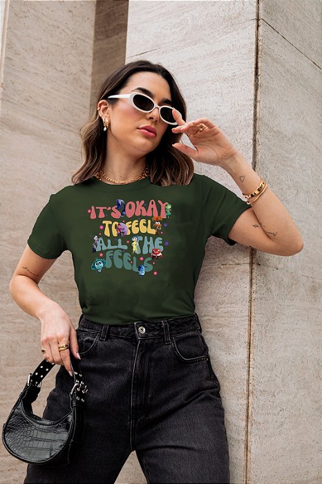 T-SHIRT IT'S OKAY DIVERTIDAMENTE DTF VERDE MILITAR