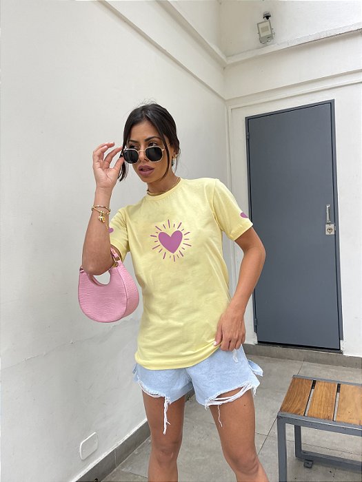 T-SHIRT CORAÇÕES DTF AMARELO BEBÊ