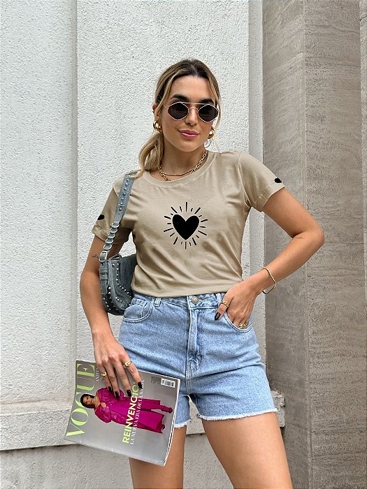 T-SHIRT CORAÇÕES DTF BEGE