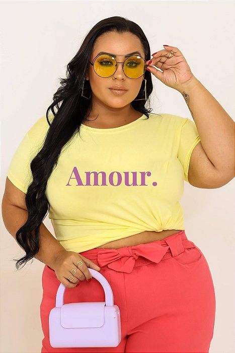 T-SHIRT PLUS SIZE AMOUR. DTF AMARELO BEBÊ XG