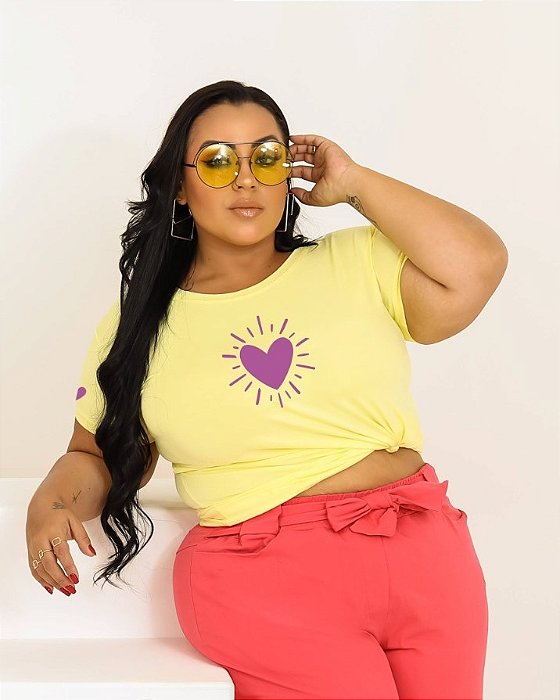 T-SHIRT PLUS SIZE CORAÇÕES DTF AMARELO BEBÊ XG