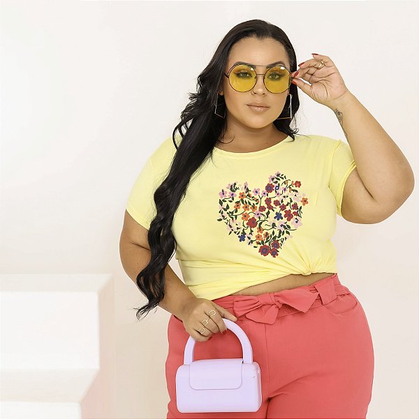 T-SHIRT PLUS SIZE FLORES CORAÇÃO DTF AMARELO BEBÊ XG