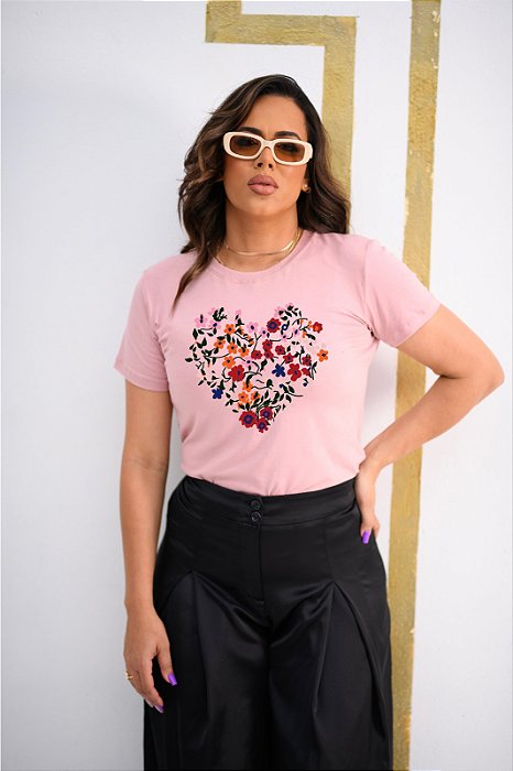 T-SHIRT FLORES CORAÇÃO DTF ROSA BEBÊ
