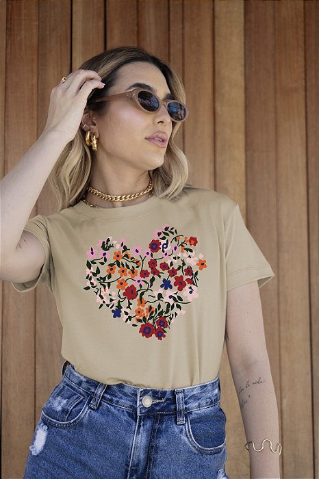 T-SHIRT FLORES CORAÇÃO DTF BEGE