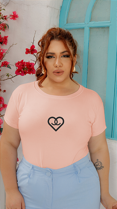 T-SHIRT PLUS SIZE CORAÇÃO CHANEL DTF ROSA BEBÊ XG