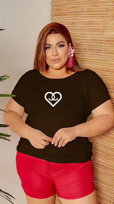 T-SHIRT PLUS SIZE CORAÇÃO CHANEL DTF CHOCOLATE XG