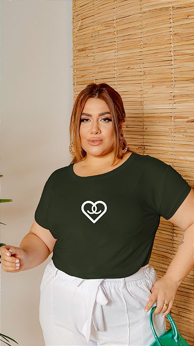 T-SHIRT PLUS SIZE CORAÇÃO CHANEL DTF VERDE MILITAR XG