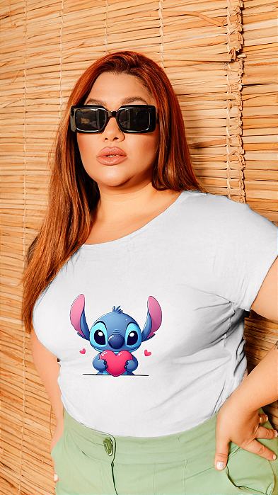 T-SHIRT PLUS SIZE STITCH CORAÇÃO DTF BRANCO XG