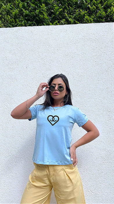T-SHIRT CORAÇÃO CHANEL DTF AZUL BEBÊ