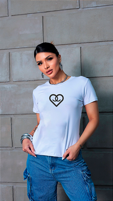 T-SHIRT CORAÇÃO CHANEL DTF BRANCO