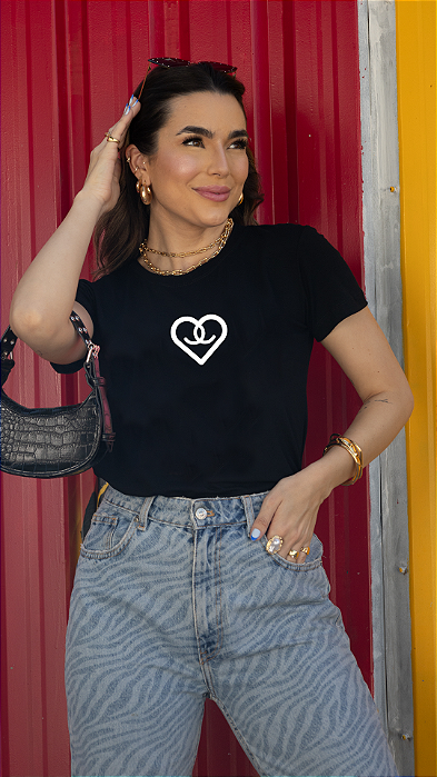 T-SHIRT CORAÇÃO CHANEL DTF