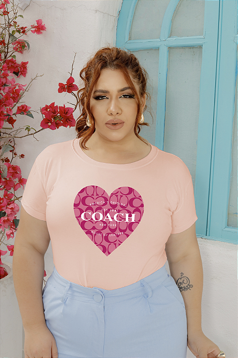 T-SHIRT PLUS SIZE CORAÇÃO COACH DTF ROSA BEBÊ XG