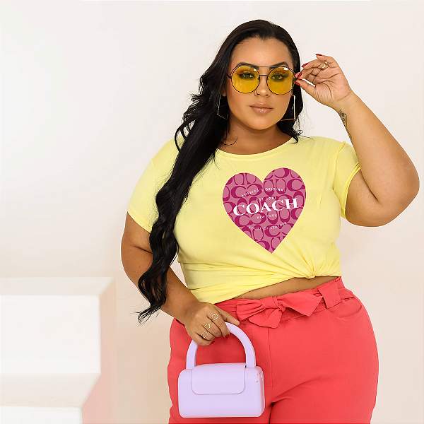 T-SHIRT PLUS SIZE CORAÇÃO COACH DTF AMARELO BEBÊ XG