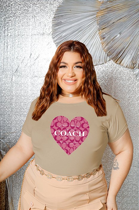 T-SHIRT PLUS SIZE CORAÇÃO COACH DTF BEGE XG