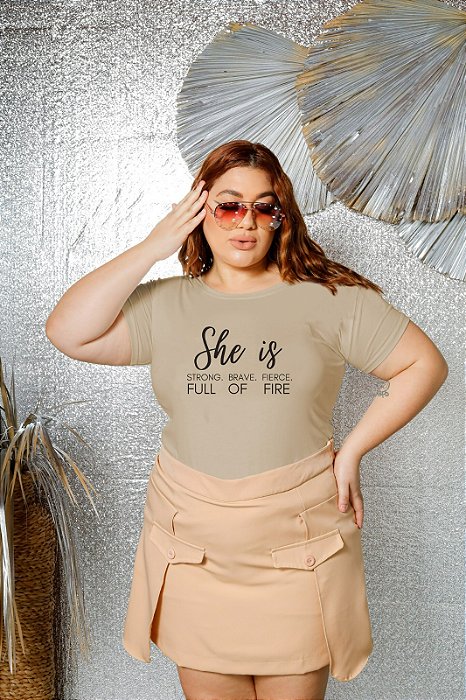 T-SHIRT PLUS SIZE SHE IS DTF BEGE XG