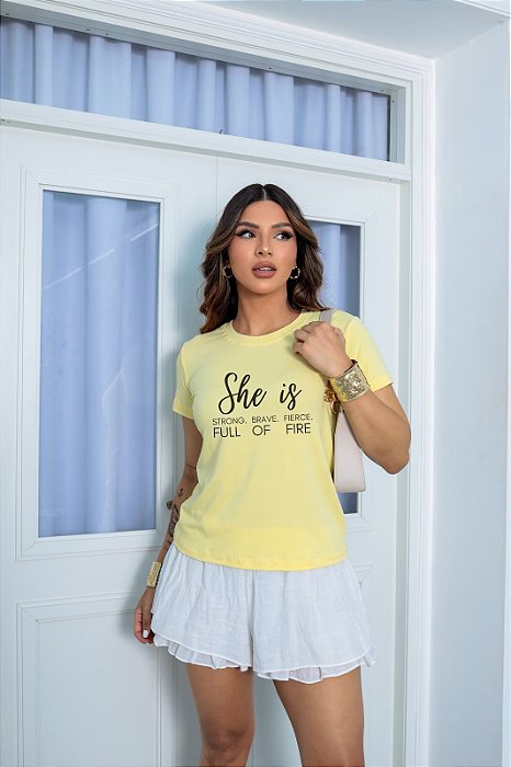 T-SHIRT SHE IS DTF AMARELO BEBÊ