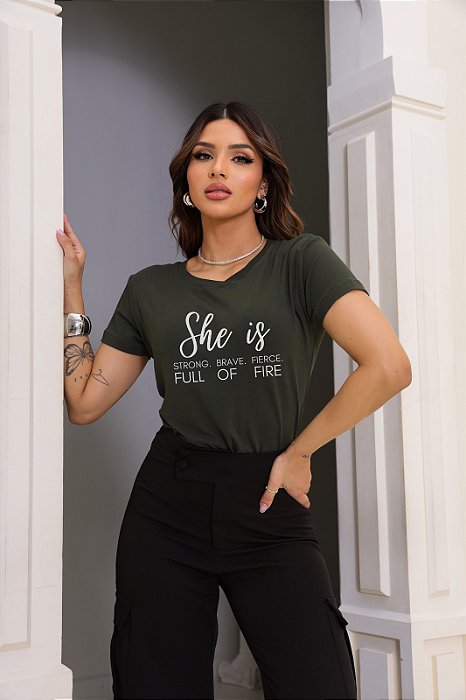 T-SHIRT SHE IS DTF VERDE MILITAR