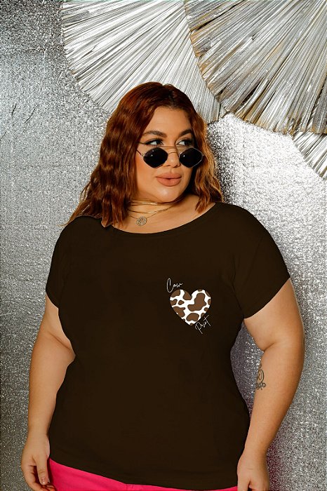 T-SHIRT PLUS SIZE COW PRINT CORAÇÃO DTF CHOCOLATE XG