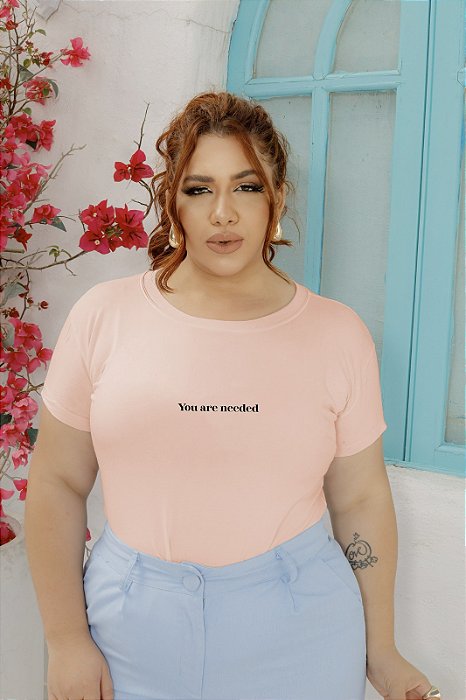 T-SHIRT PLUS SIZE YOU ARE NEEDED DTF ROSA BEBÊ XG