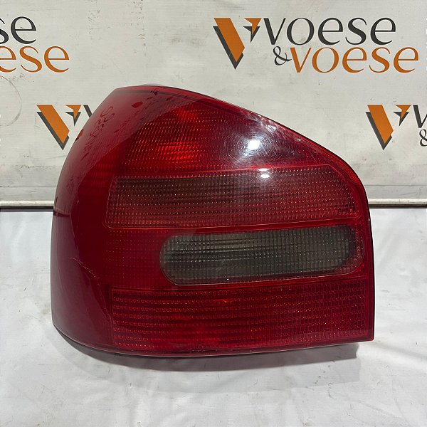 LANTERNA TRASEIRA ESQUERDA AUDI A3 2000 FUMÊ ORIGINAL CODIGO AUDI 8L0945095 ( POSSUI AVARIAS )