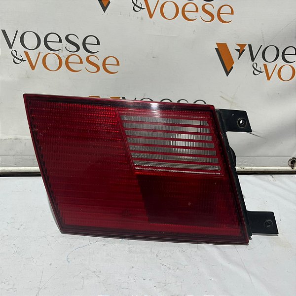 LANTERNA TAMPA TRASEIRA ESQUERDA VW SANTANA 2002 ORIGINAL ARTEB