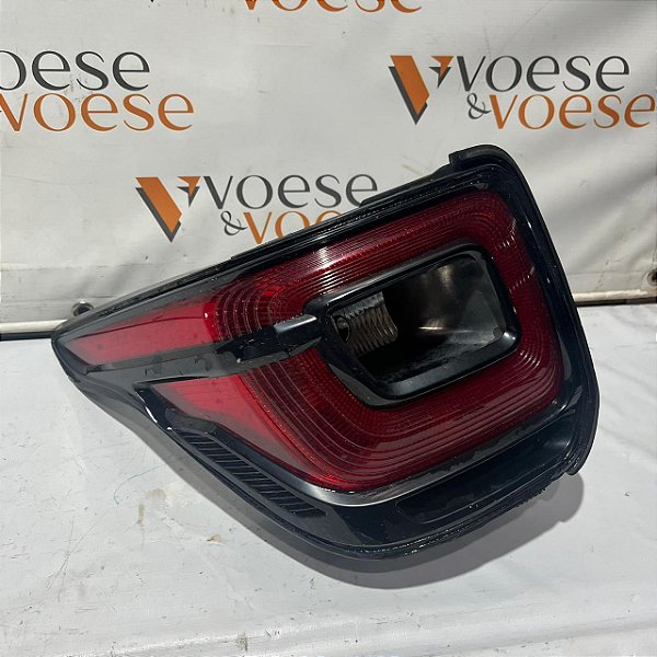 LANTERNA TRASEIRA ESQUERDA FIAT STRADA ENDURANCE 2022 ORIGINAL 03835010 OBS (FALTA LENTE)