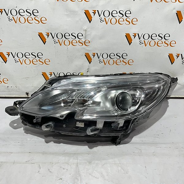 FAROL ESQUERDO PEUGEOT 2008 GRIFFE 2017 PEUGEOT 9801792580 C/ DETALHE (USADO ORIGINAL)
