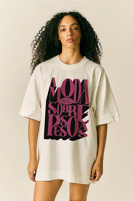 T-SHIRT A MODA SOBRE PESSOAS