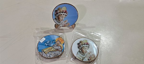 Adorno de Mesa Redondo Resinado em MDF com Foto Nsra Salette