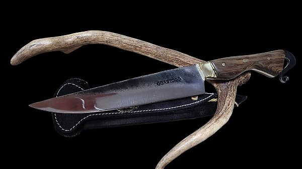 Faca Artesanal "Cauda de Galo" 8” - Elegância e Precisão Artesanal