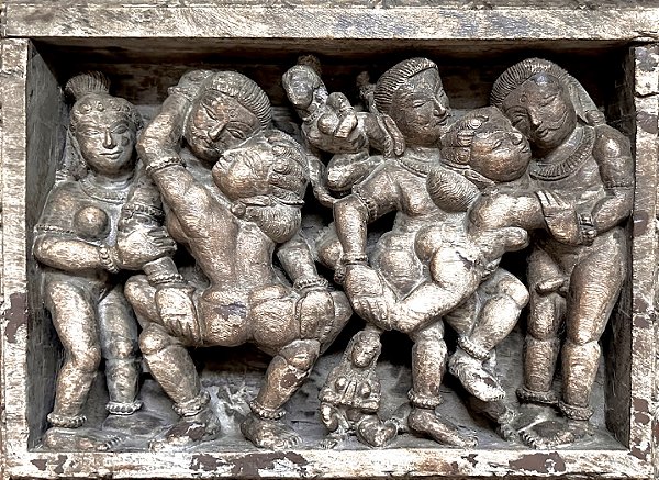 Antiga talha indiana de templo Khajuraho, talhado a mão. 61x45x11cm (medidas totais) jv9