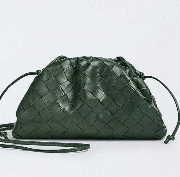Bolsa Bottega Veneta Modelo Intrecciato The Mini Pouch Verde Escuro