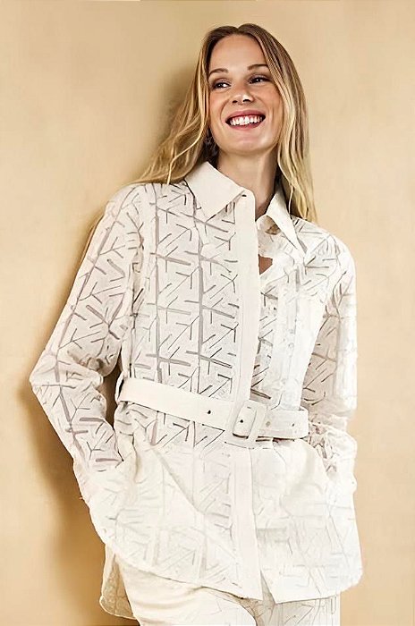 Camisa Ateliê Manga Longa Modelo com Cinto Textura Bege