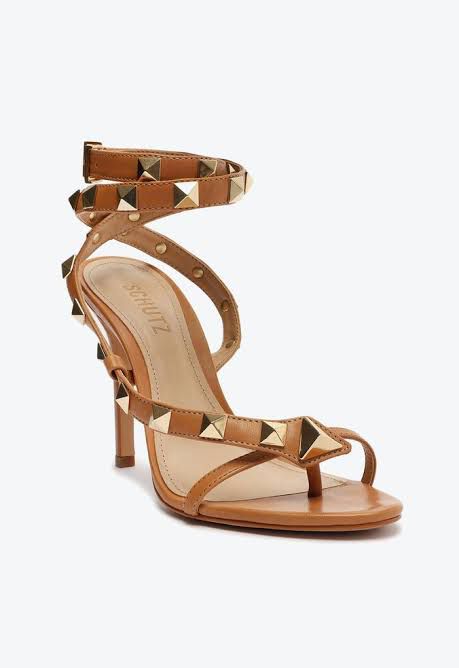 Sandália Schutz Modelo Courtney Spikes Salto Alto Avelã