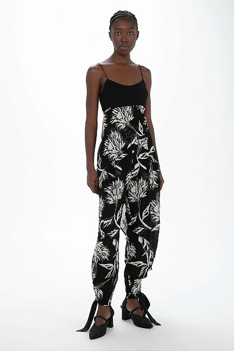 Calça Cris Barros Preta Floral Modelo Leger