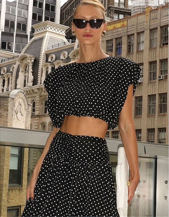 Blusa Zen Preta Em Poá Modelo Cropped