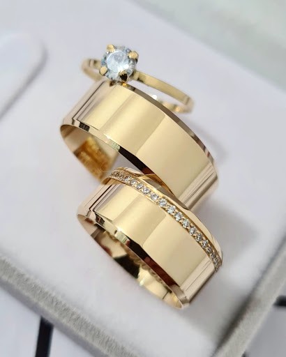Par de Alianças Madrid com pedras em Ouro18k - 8MM
