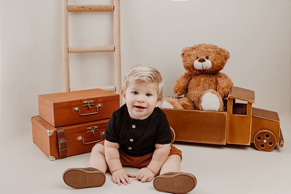 CONJUNTO CAMISETA MANGA CURTA COM BOTÕES TEMA FRIENDS E SHORT MINI BEAR