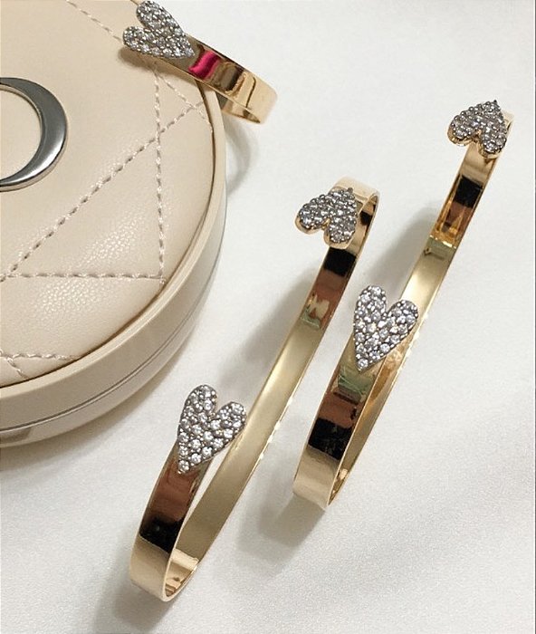 Bracelete ponta dois corações dourado