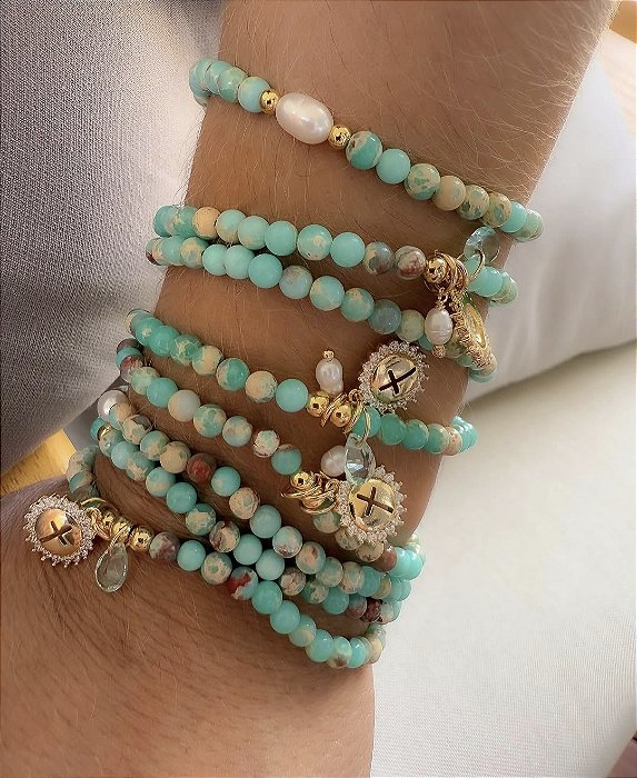 Pulseira dupla de pedra natural com pingente patuá.