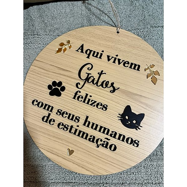 Enfeite de Porta Aqui Vivem Gatos Felizes – Placa Decorativa