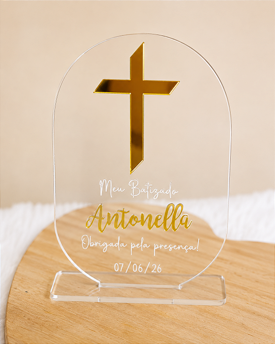 Lembrancinha de Batizado Personalizada – Display em Acrílico com Cruz Dourada e Nome