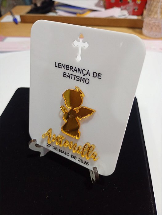 Lembrancinha de Batizado Personalizada – Display em Acrílico Branco com Anjinho Dourado