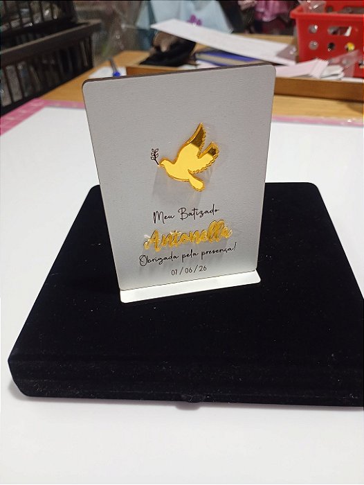 Lembrancinha de Batizado Personalizada – Display em MDF Branco com Pomba do Espírito Santo Dourada