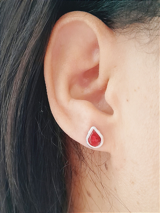 Brinco prata ponto de luz gota vermelho