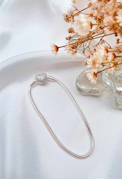Pulseira berloques inspiração fecho coração cravejado