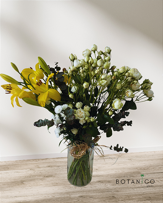 ARRANJO 3 MIX DE FLORES NO VASO DE VIDRO – TAMANHO (GG)