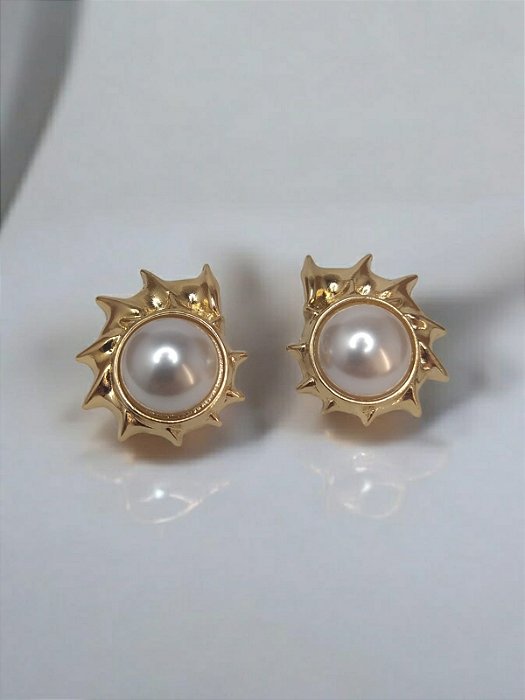 Brinco Espiral Achatada com Meia Esfera Perolada