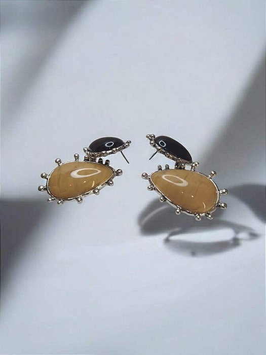 Brinco Metal com Resinas Preta e Café com Leite